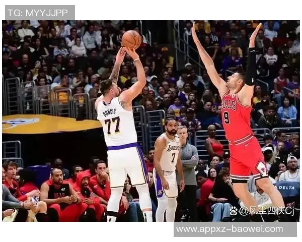 詹姆斯上半场表现平平8投3中三分命中率尚可拿下10分2篮板1助攻1抢断1盖帽